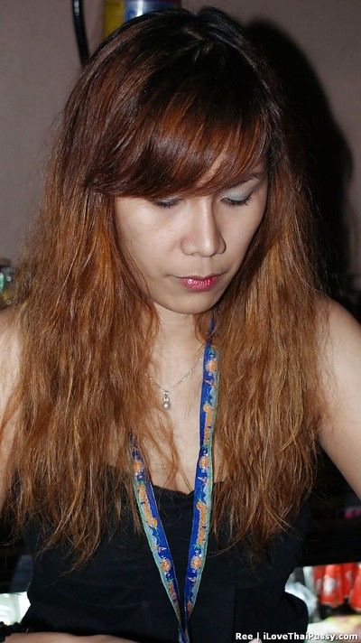 busty Thai Mädchen ree ausstellen Haarige pussy auf Bett vor masturbieren