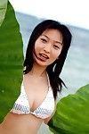 Asiático chick maiko kazano ¿ No ocultar su grande temblando melones de el cámara
