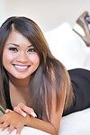 lächelnd Asiatische Mädchen Annie Ftv bekommt Nackt zu zeigen Ihr sexy kahl pussy und Fein boobies