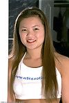 Amateur Asiático sweetie Tina deportivos underboobage antes de baring Pequeño Tetas