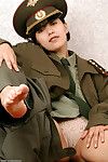 Koreanisch Amateur Elena Strippen aus Militär uniform zu pose Nackt