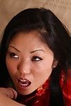 sexy Asiático modelo Kaiya Lynn es en el el estado de ánimo para algunos oral Sexo deepthroating.