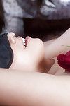एशियाई पॉर्न स्टार कोबे ली Seducing एक आंखों पर पट्टी सारा Luvv के लिए लेस्बियन सेक्स
