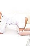 Ásia cutie Miina Minamoto usa um quente enfermeiros uniforme com sexy meias e joga com - se
