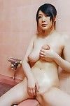 Bosomy Babe Rie Tachikawa è Sfregamento Il suo Grande meloni e si masturba nub Con doccia