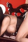 piękny gwiazda porno Mimi Miyagi pokazuje jej duży cycki powstają Za darmo Od jej black, tight, gorset