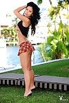 sexy oosterse hottie Rochelle Minami in tiny plaid rok Strips in haar Tuin