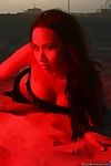 el La mitad desnudo Asiático chick Kaila Yu es Acariciado :Por: el licitación océano las ondas