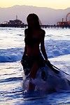 el La mitad desnudo Asiático chick Kaila Yu es Acariciado :Por: el licitación océano las ondas