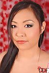 सुंदर और प्रफुल्ल एशियाई मॉडल में जाँघिया है मैस्टर्बेटिंग उसके गीला प्यार सुरंग पर के सोफा