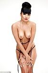 sexy Azji laska Шазия Sakharine rozbiórki off małe Bikini i Pokazując off Nagie cipki
