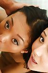 Esmer Ariana Marie ve Asya Tatlım Alina Li veren Çift kişilik BJ içinde duş