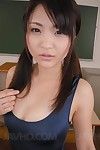 Azji laska Kanna Harumi Jest jej zad na w Piętro w w Klasa i masturbuje się jej kot z wibrator