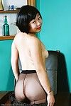 Amatorskie Koreański model Junko pozowanie topless w czarny rajstopy