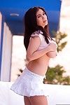 voluptuous Asiatische Mai Ly entknotet top und entblößt sexy Big Brüste im freien