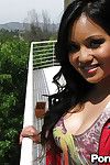 Asiático Babe en Alta tacones Lana Violeta demostrando su Cuerpo al aire libre