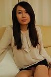 Azji Brunetka Kochanie Maja Takagi pokazuje jej małe cycki i zad