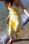 giapponese teen pulcino yua Aida è cercando estremamente caldo in Il suo giallo Abito e tottaly nudo su Il suo grande Letto