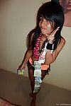 petite tailandés Bar Chica Mostrando off su afeitado Coño para Dinero