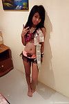 petite Tailandês Bar menina mostrando fora ela raspado buceta para Dinheiro