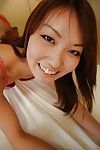 Игривый Азии подросток Kazuha Кимура раздевание и Играет ее Волосатые Пизда
