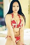 Exóticos pinto Ftv maya no vermelho natação Terno chegando ela Peitos e fenda out.