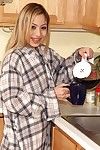 Mieszkanie piersią kobyłka Kat rozwija jej mała Gładka ciało w w kuchnia i wyświetlacze jej otwory