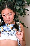 Asiatische erste timer Amy ausziehen zu Modell Nackt in pigtails auf Stuhl