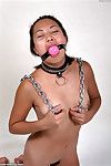 kinky Asiático Amateur Jennifer modelado en las cadenas de y bola mordaza