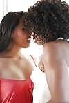 Ébano e Ásia lésbicas Misty Pedra e Angelina Chung língua beijos