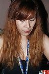 грудастая тайский девушка рзэ экспонирование Волосатые киска на Кровать перед мастурбирует