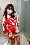 Aziatische Babe Marica Hase laat zien haar tiny tieten terwijl masturberen