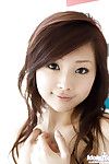 مغر الآسيوية فاتنة سوزوكا إيشيكاوا الانزلاق قبالة لها الملابس