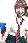 inocentes Ásia Yui Misaki deslizamentos fora de ela estudante uniforme para Dar oral Sexo e tomar ele cerca de