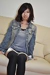 Smiley Aziatische tiener Chie hassia Strips naar beneden en vibes haar Cooter