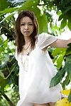 hot und sexy Brünette Küken aus japan Yura Aikawa ist sexy posing im freien unter die Baum