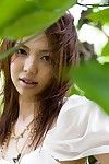 hot en sexy Brunette chick Van japan Yura Aikawa is sexily poseren buiten Onder De Boom