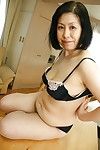 Aziatische milf Toyomi Furui laat ons haar Schattig breed geopend vagina!