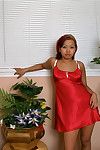 جميلة الآسيوية الهواة Gia الانزلاق بها من الأحمر nightie و الرباط الملابس الداخلية