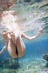 cam es grabación el Hermosa desnudo Cuerpo de sexy Nao yoshizaki bajo agua