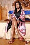 Perfecto Asiático Belleza Davon Kim Consigue desnudo y expone su Hermosa Las piernas y Pies en Un Cama