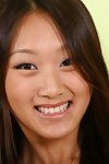 Экзотические Азии девушка Эвелин Лин с Очаровательные улыбка получает Голые и выставляет ее отверстие на В Кровать