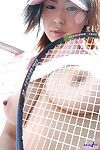 молодой теннис плеер Юриа yoshingaga показывает ее сиськи Downblouse и киска через Трусики