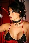 Exotische groot titted Schoonheid Gianna lynn gekleed in rood en zwart neemt glas Dildo in haar kut