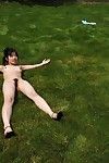 hot Asiatische teen Babe Youzn Idole ist läuft auf die gras glade alle Nackt und zeigen Ihr Haarige pussy