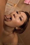 لطيف الآسيوية منظمة العفو الدولية Yuumi يضع على مهلهل جوارب و يعطي لها الرجل بعض عن طريق الفم الجنس