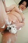 Azji matka Мисузу Масуко biorąc prysznic i drażni jej Owłosione Cipa