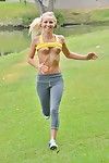 Atractivo De hadas Chica el derramamiento de Spandex Pantalones y Dominante a pose Desnudo en público parque