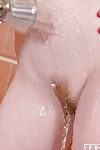 欧洲 青少年 卡莉 Rae 手淫 毛茸茸的 混蛋 与 阴茎 刺激器 后 上 浴场