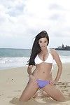 Besoin poil Brunette Taylor vixen dans blanc bikini Dominante montre off Son gros Seins sur l' Attrayant Plage